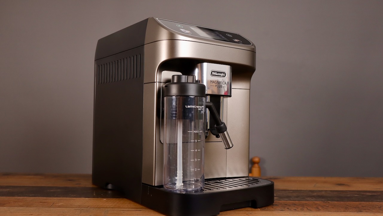 Magnifica Plus – isometric 2 Delonghi Magnifica Plus isometric from left