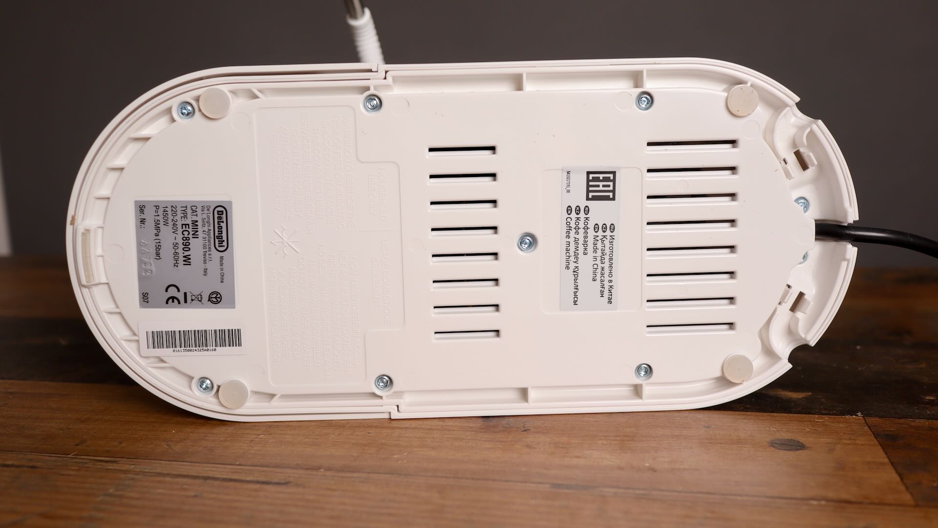 Bottom side of the Delonghi Dedica Duo EC890