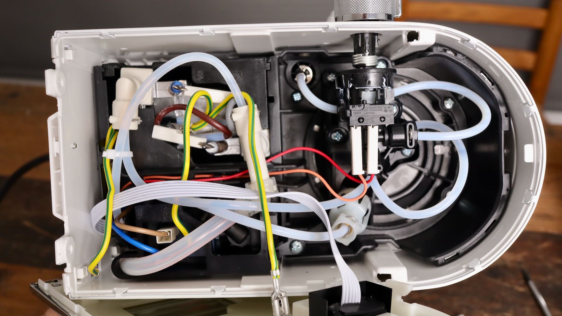 Inside top lid of the Delonghi Dedica Duo EC890, showing the insides of the machine