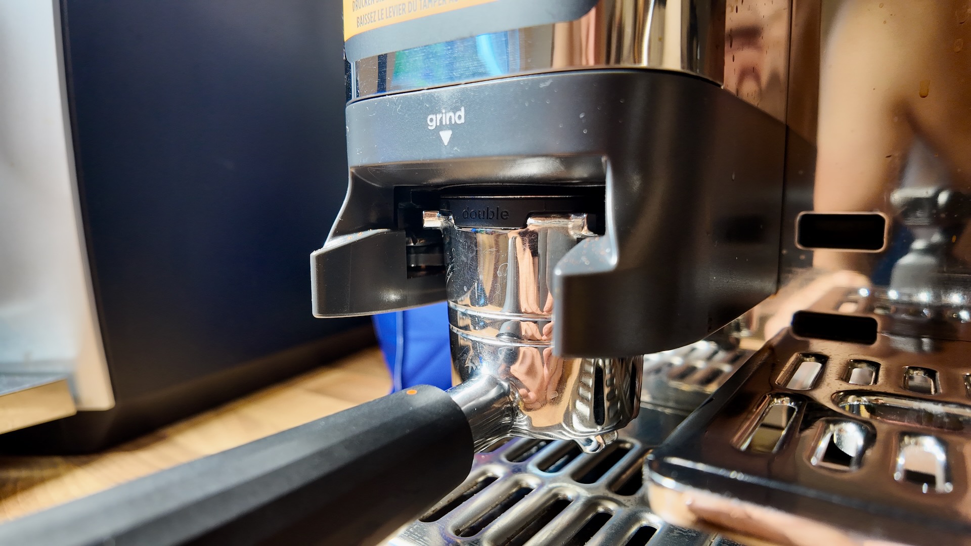 The Ninja Luxe Cafe Pro ES701 automatically weighs the dose
