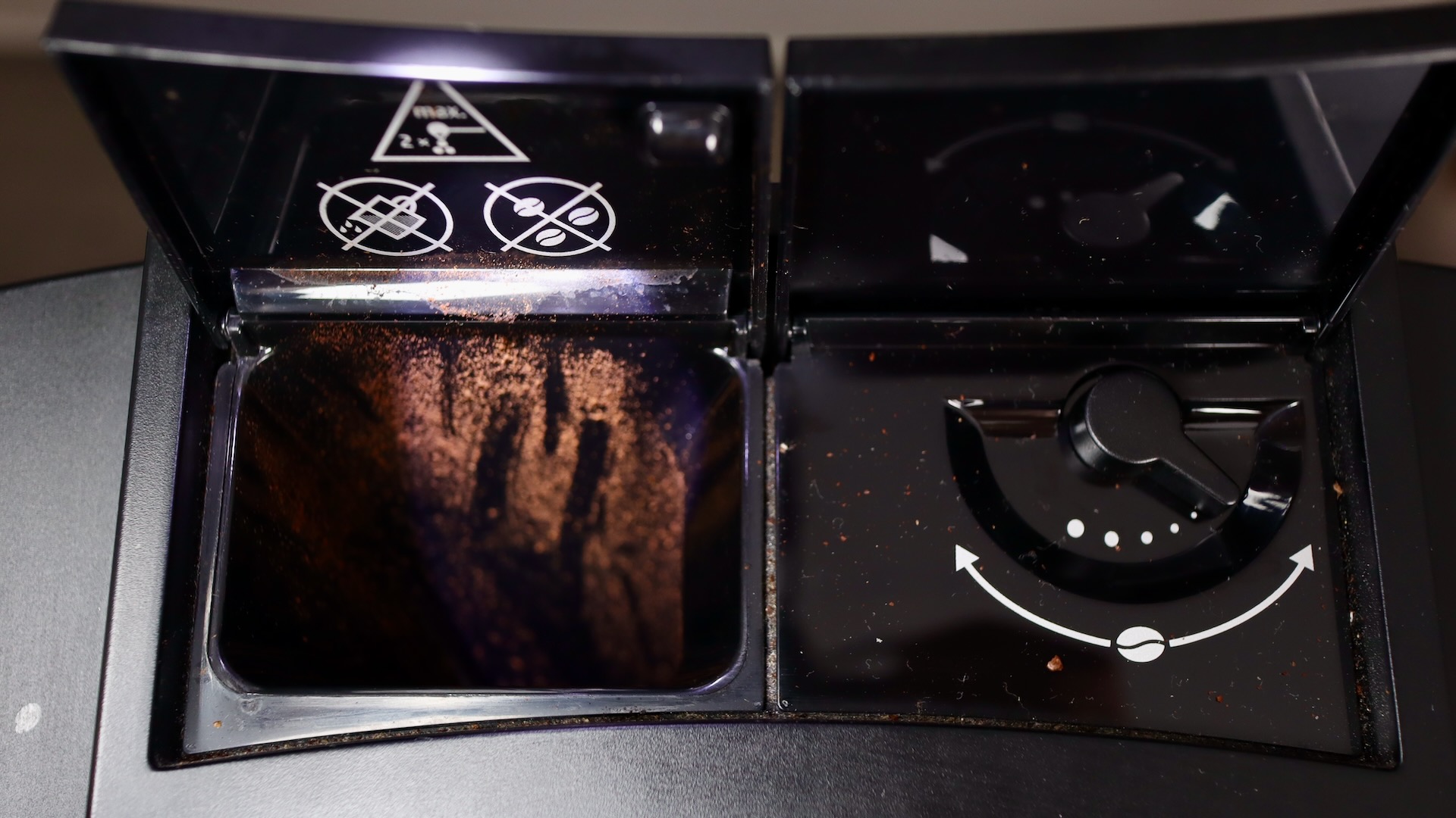 Grinds chute and grind size adjustment on the Jura E8 espresso machine