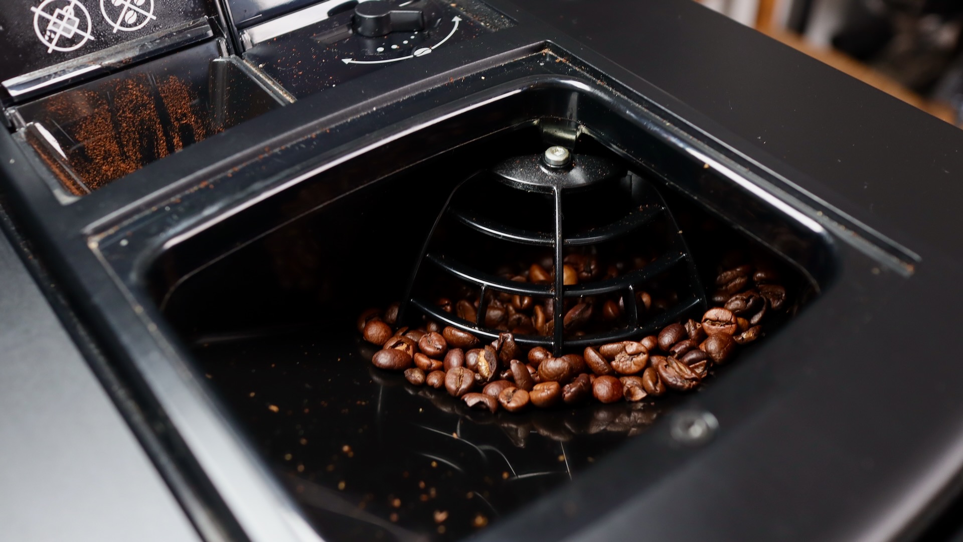 Bean hopper and pre-ground chute on the Jura E8 espresso machine