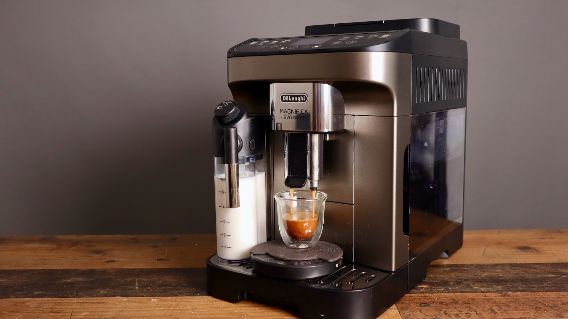 Magnifica Evo Next pulling an espresso