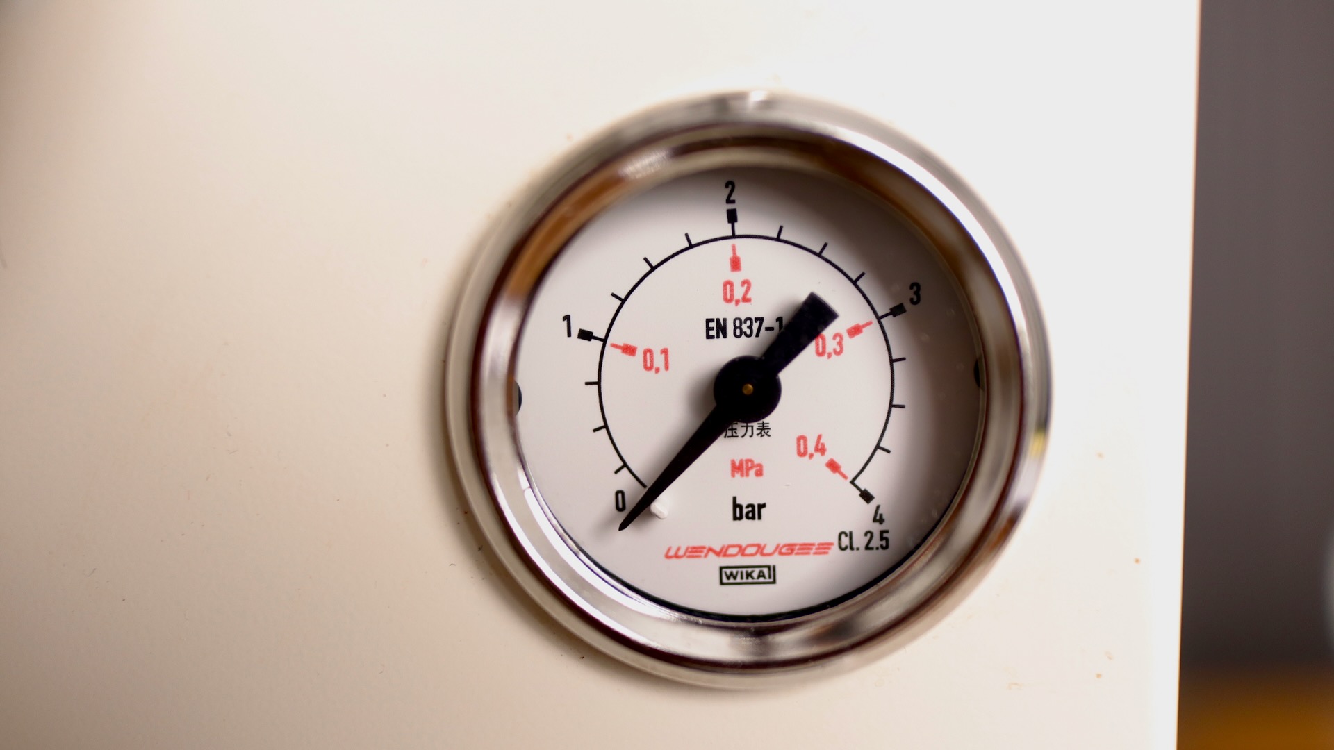 Wika manometer on the Wendougee Data S