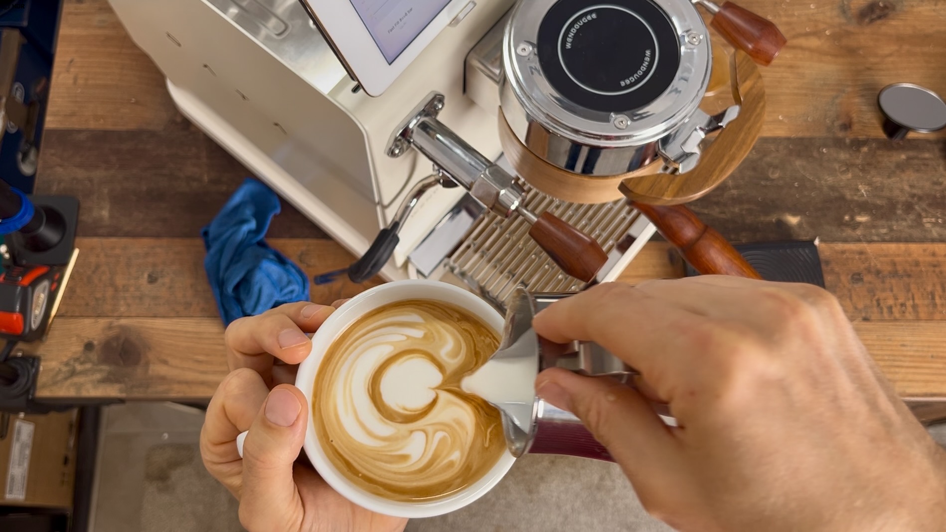 Milk steaming for latte art on the Wendougee Data S.