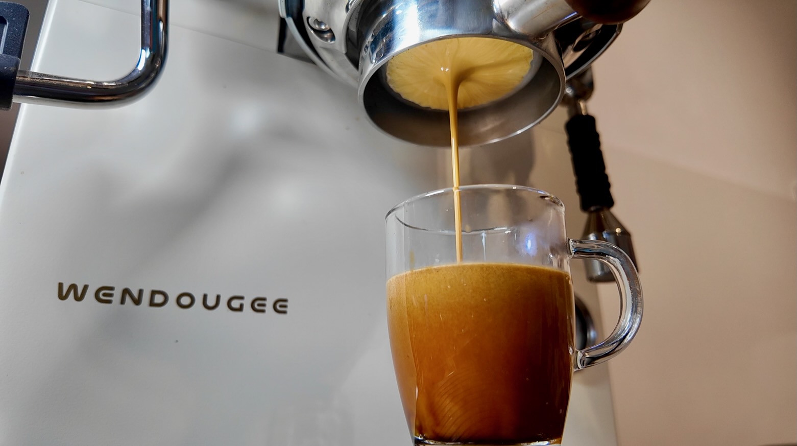 Wendougee Data S esprseso machine pulling a shot