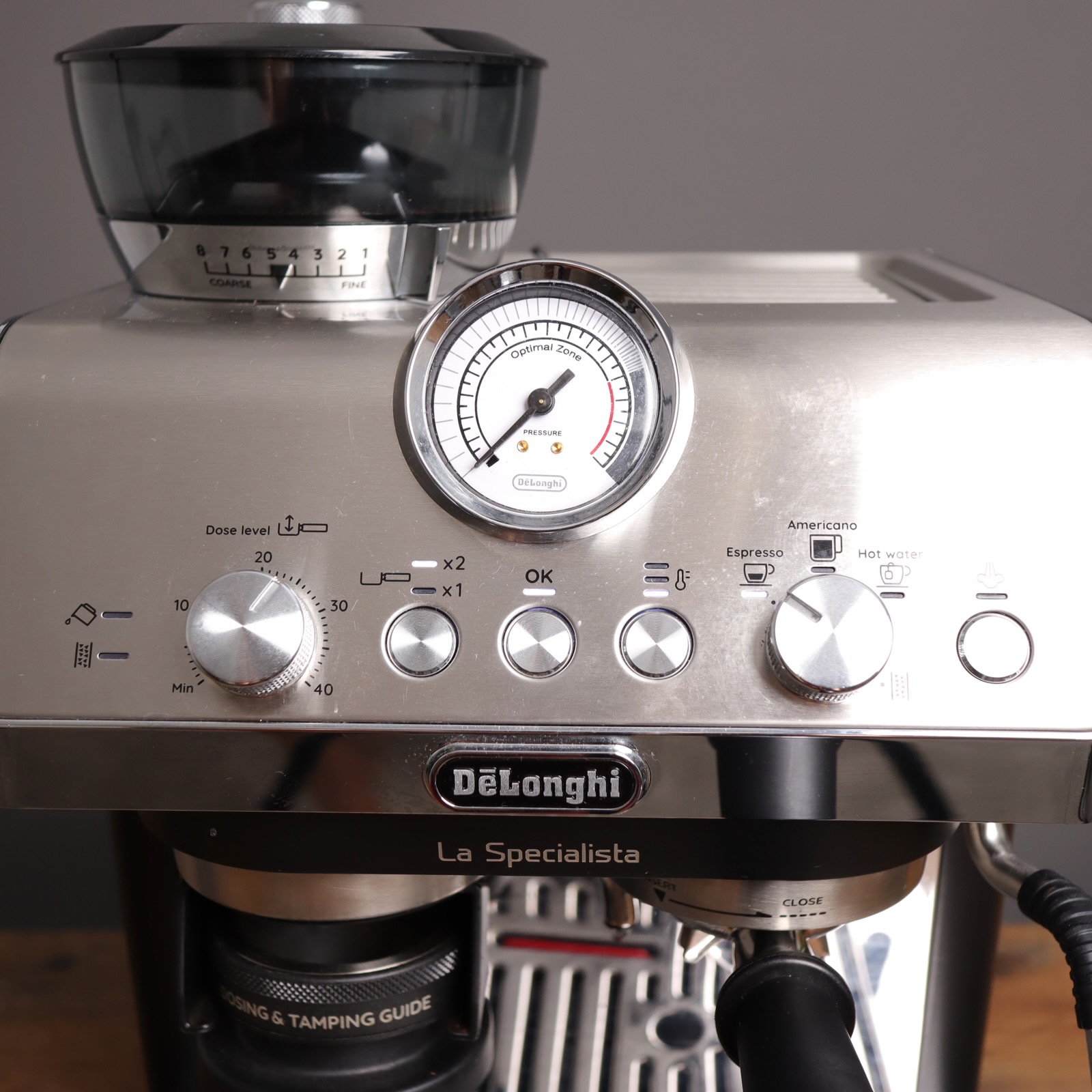 Front fascia, buttons and manometer of Delonghi La Specialista Arte EC9155