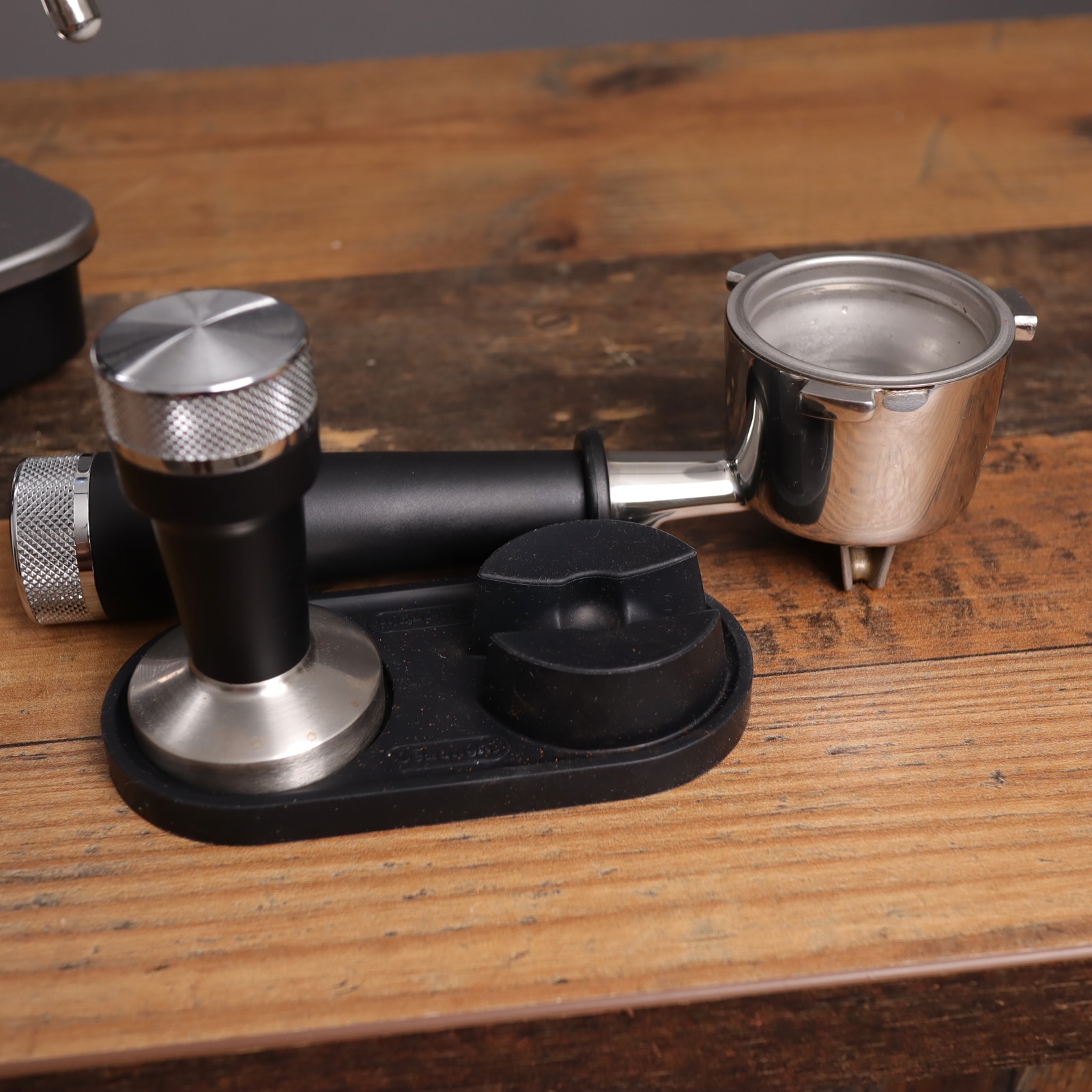 Tamper and tamping station of the Delonghi La Specialista Arte EC9155