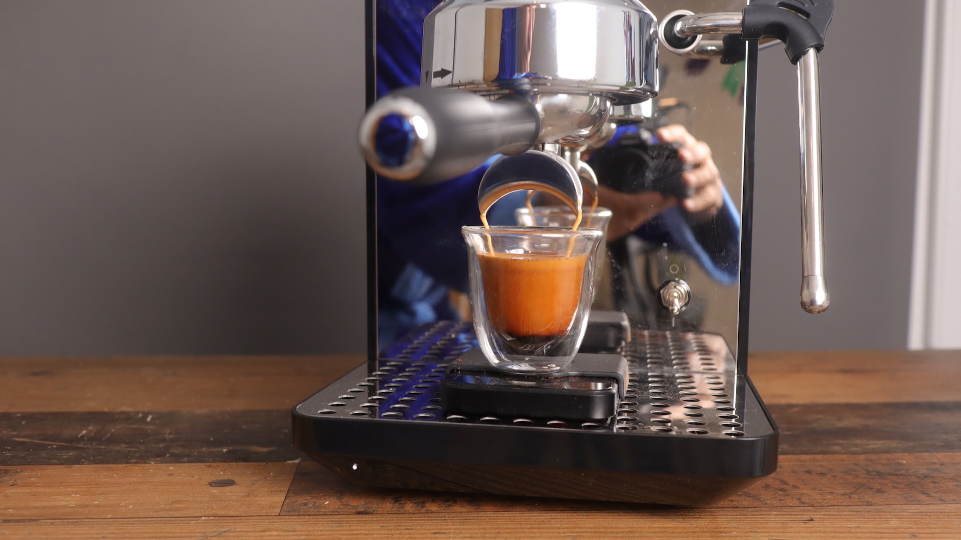 Gemilai-Eule zieht einen wunderschönen Espresso-Shot