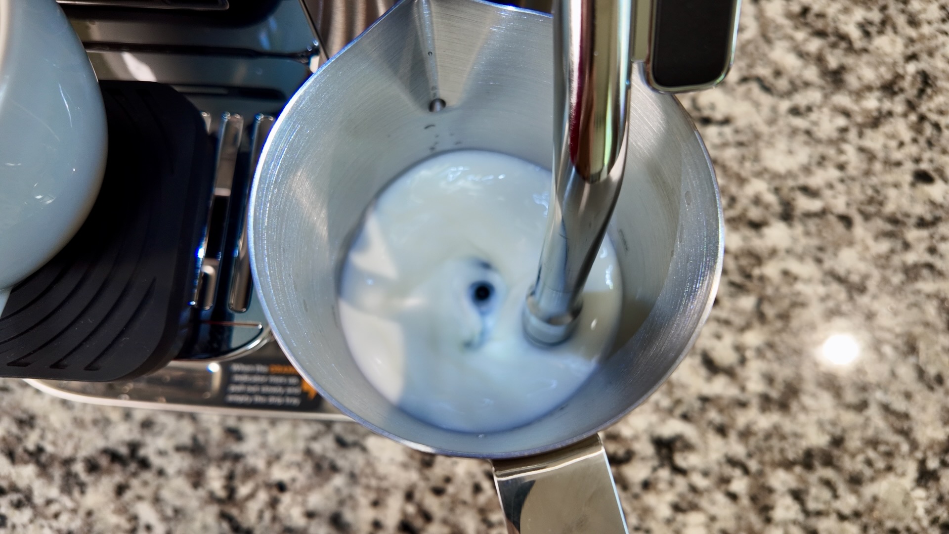 Automatisches Aufschäumen von Milch mit dem Ninja AutoBarista Pro