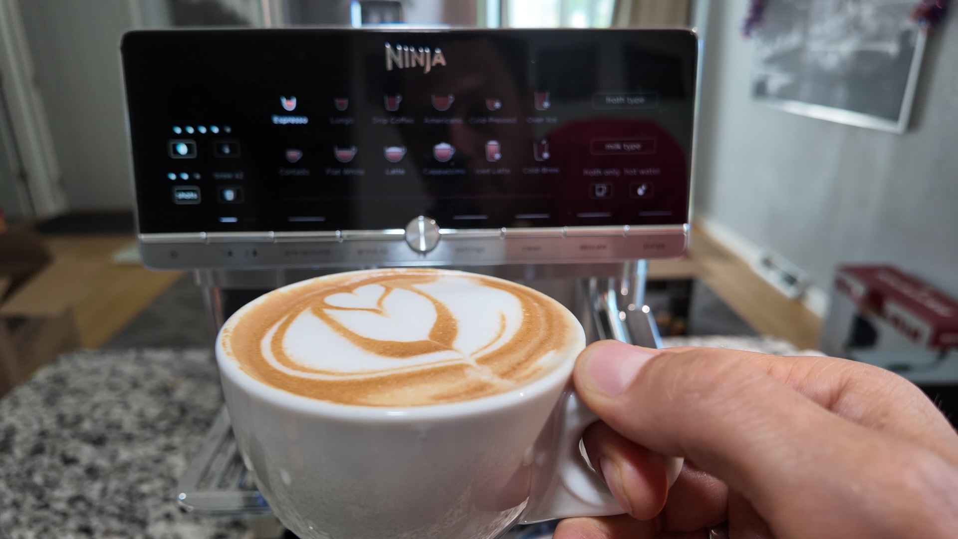 Cappuccino mit Latte Art auf dem Ninja AutoBarista Pro