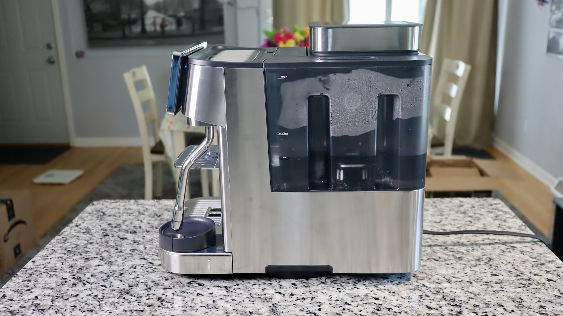 Rechte Seite und Wassertank des Ninja AutoBarista Pro