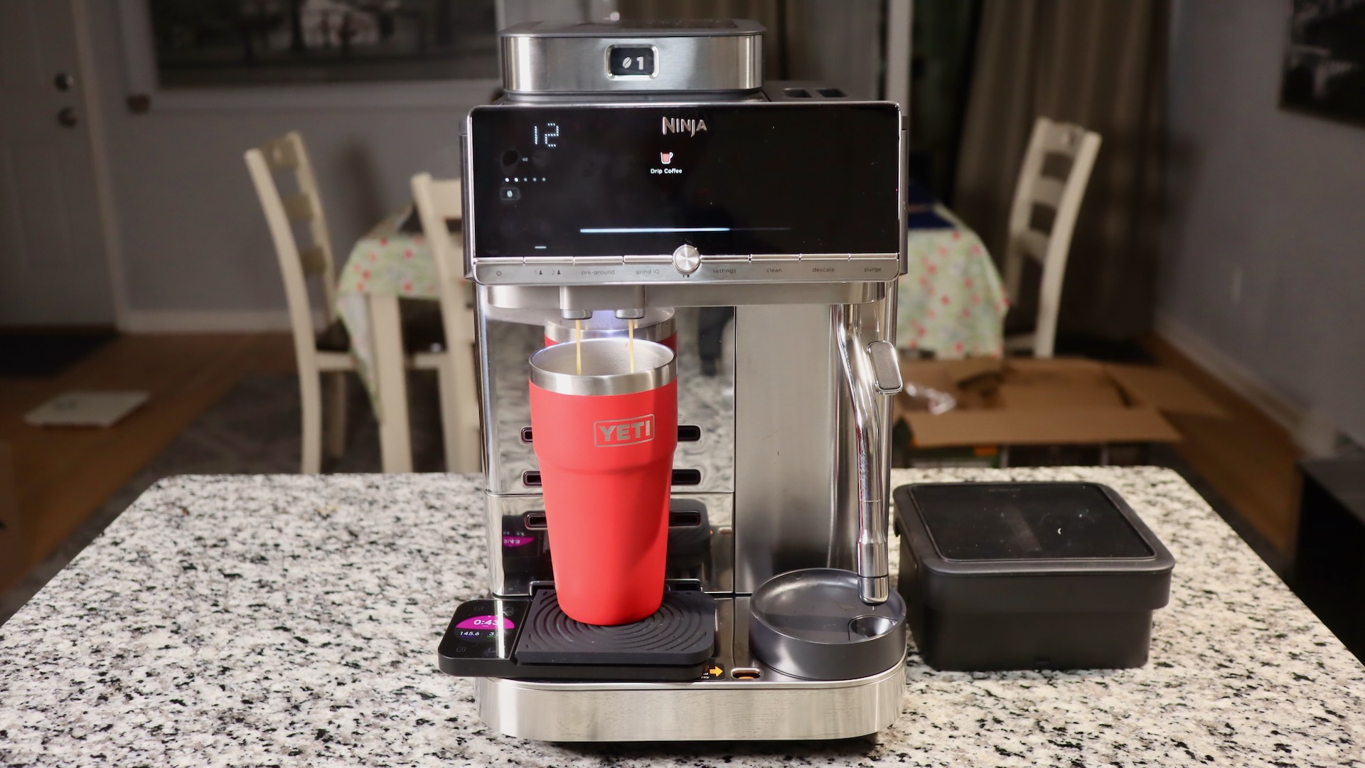 Ein Yeti-Becher passt auf den Ninja AutoBarista Pro