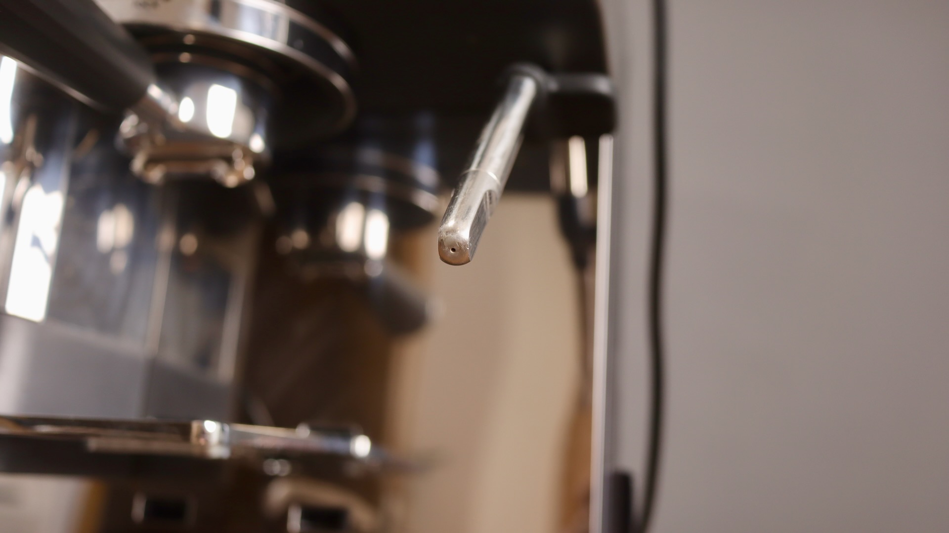 Single hole tipped steam wand on the Luxe Cafe Mini Plus, akin to the Luxe Cafe Pro ES701