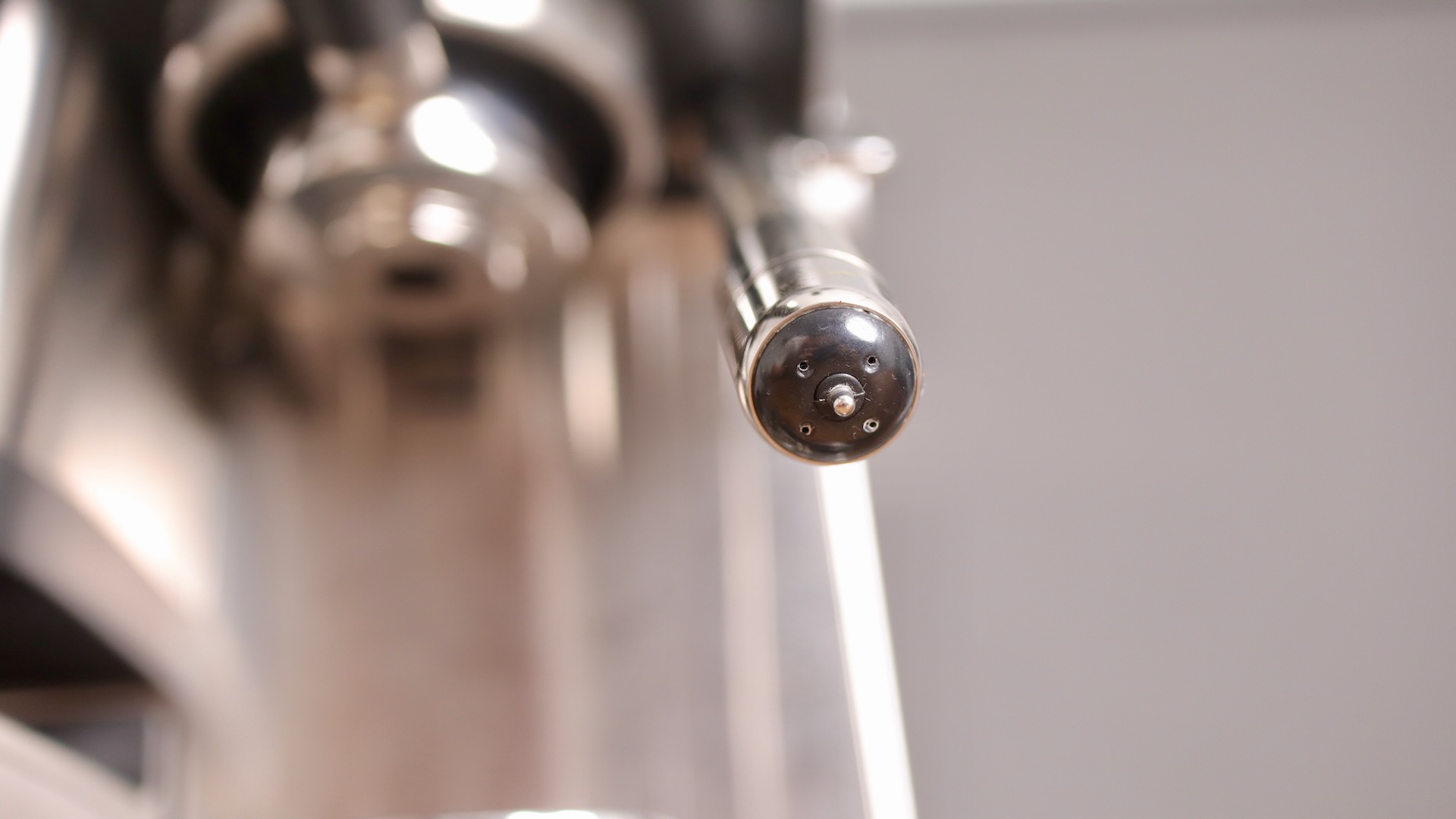 4 holed steamwand with thermoprobe on the Ninja Luxe Cafe Mini Plus